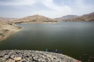 بالفيديو - إنقاذ طفلة من الغرق في سد وادي شعيب بالشونة الجنوبية
