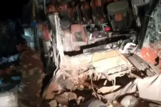 اليمن.. عشرات القتلى والجرحى في حادث مروري مروع في حضرموت (فيديو)