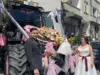 لإثبات رومانسيته.. قروي يزف عروسه على جرار وردي في إسطنبول (فيديو)