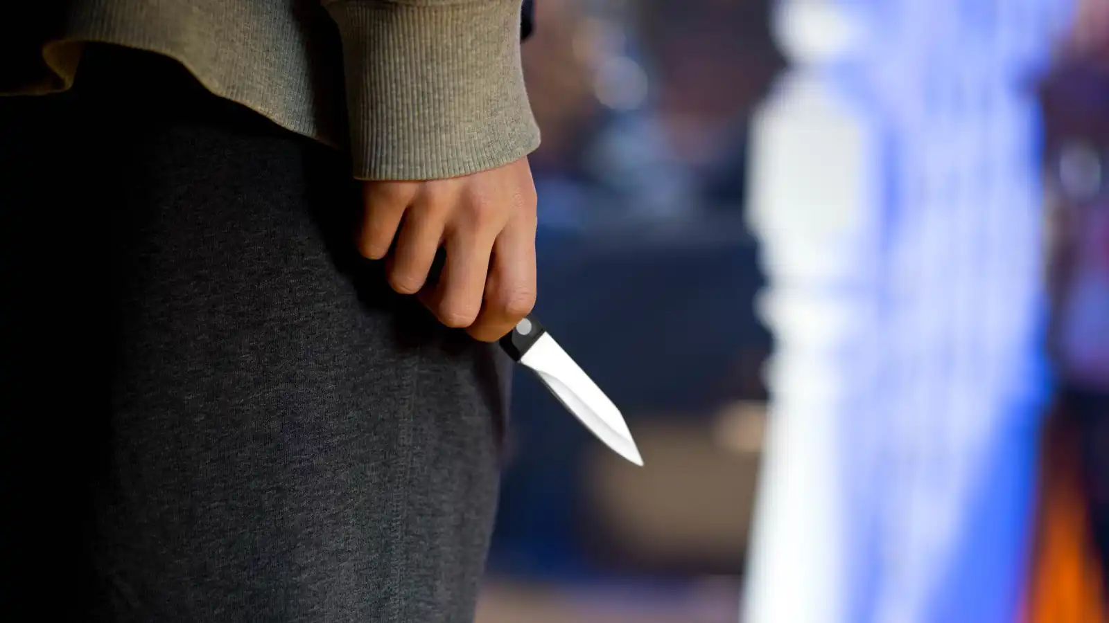 27 طعنة.. شاب يهاجم خطيبته السابقة في مقر عملها