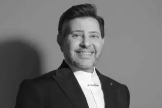 بعد وفاته في باريس.. تفاصيل وصول جثمان هاني شاكر إلى القاهرة