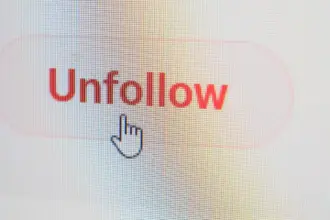 إلغاء المتابعة.. كيف تحولت "النقرة البسيطة" إلى إعلان حرب رقمية؟