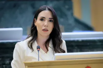 النائب رند الخزوز تطالب الحكومة بزيادة رواتب الموظفين والمتقاعدين