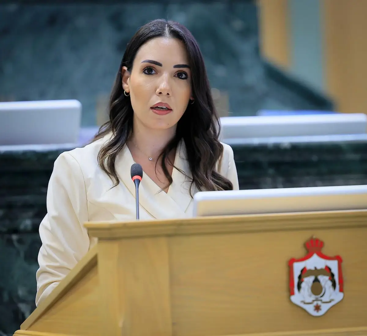 النائب رند الخزوز تطالب الحكومة بزيادة رواتب الموظفين والمتقاعدين
