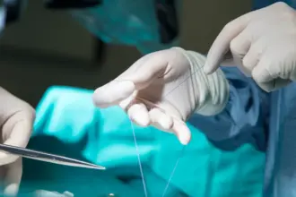 وفاة سيدة عربية داخل غرفة عمليات بظروف غامضة.. وشبهات بانتحال طبي وسمسرة داخل مستشفى خاص