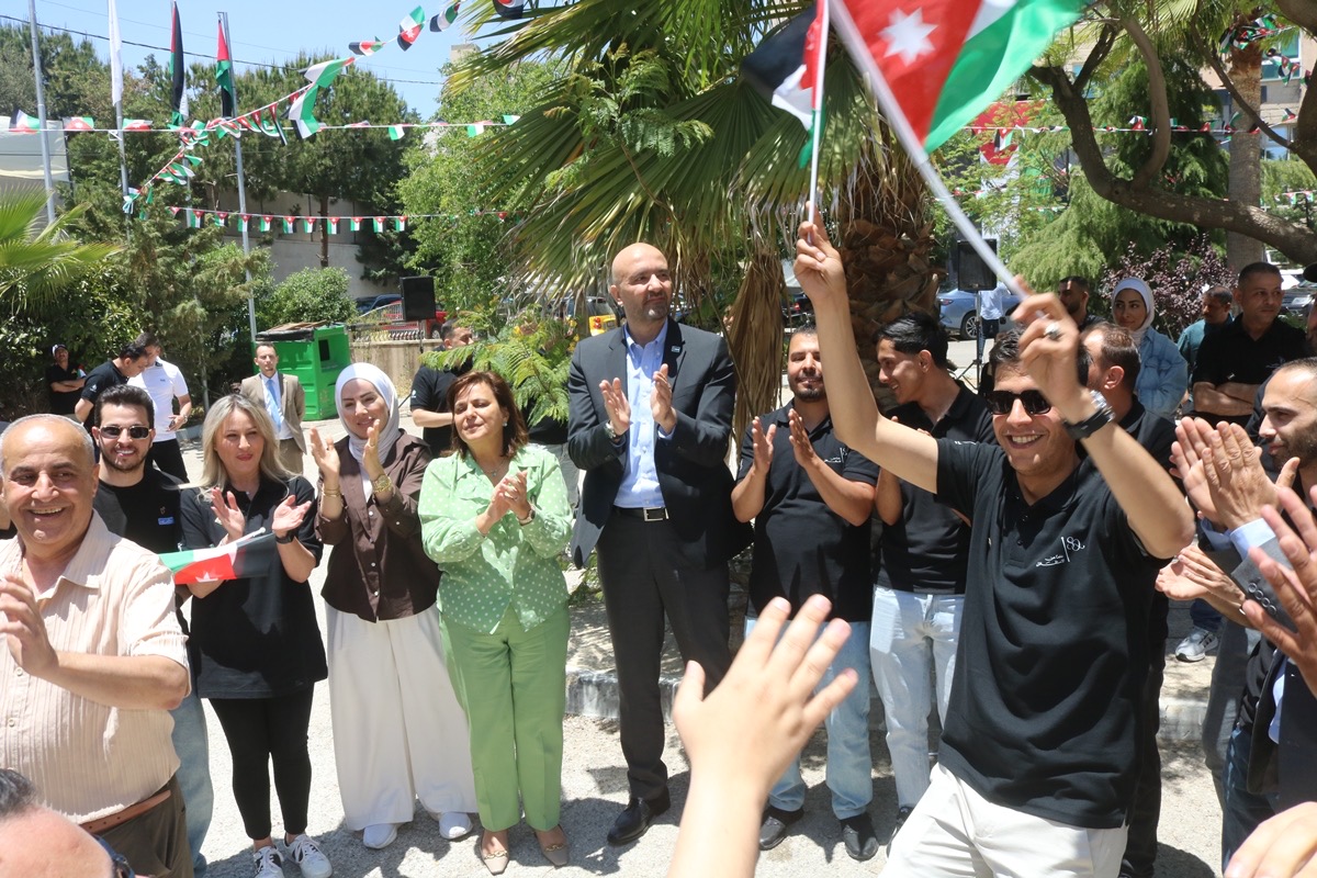 موظفو الأسواق الحرة الأردنية يحتفلون بعيد الاستقلال الـ80
