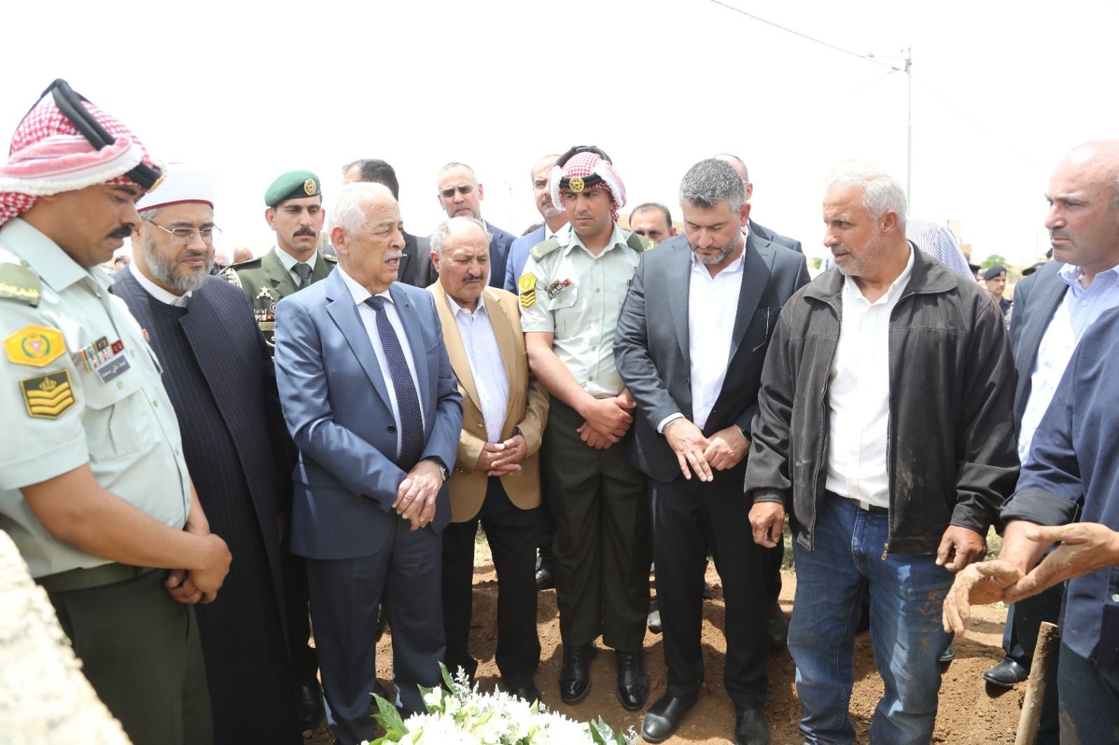 *مندوبا عن الملك وولي العهد.. العيسوي يشارك في تشييع جثمان الوزير والعين الأسبق مازن الساكت*