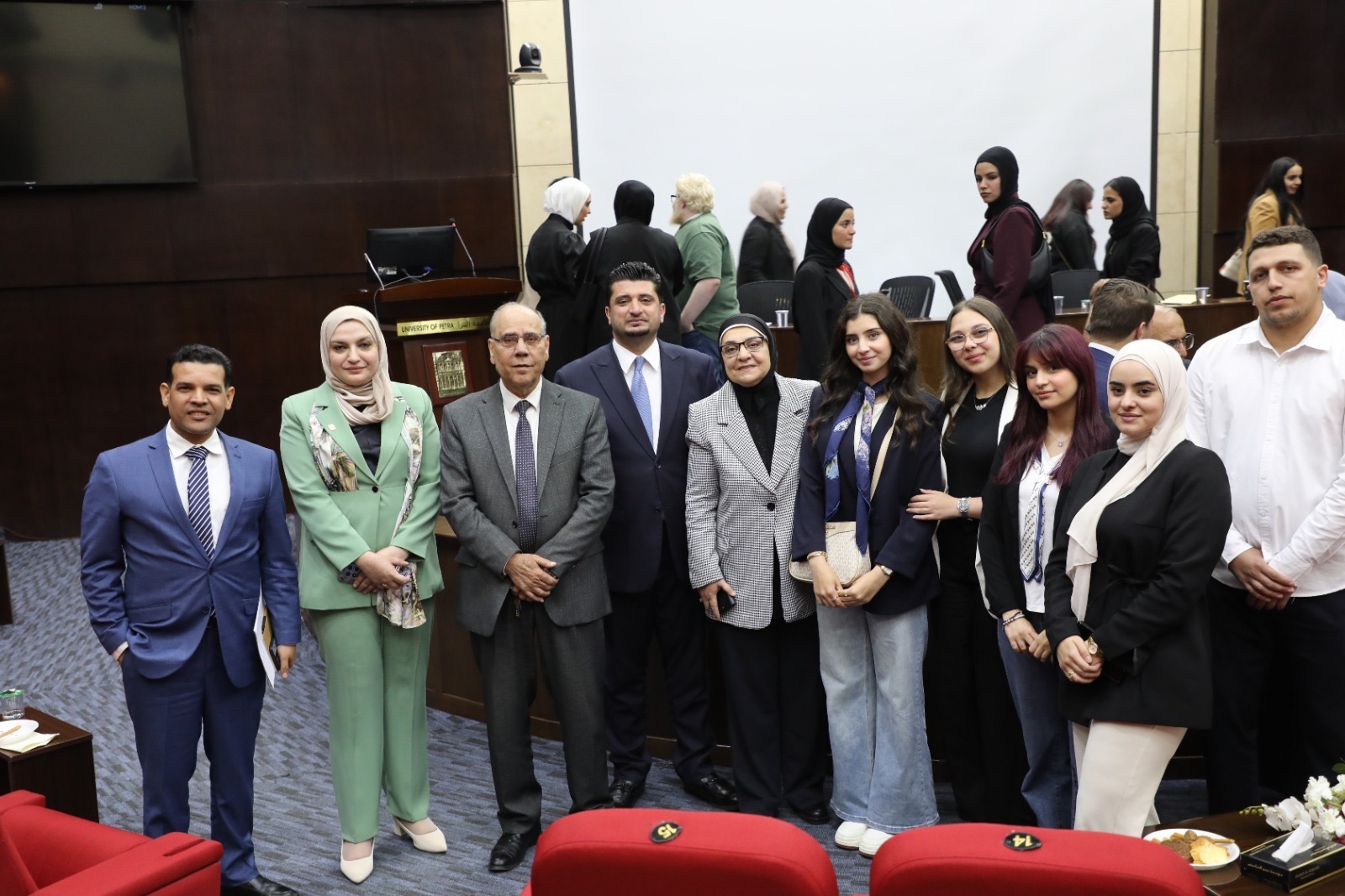 صورة حول : كلية الإعلام بجامعة البترا تحصد المركز الأول في مسابقة "صوتك مؤثر" كلية الإعلام بجامعة البترا تحصد المركز الأول في مسابقة "صوتك مؤثر"