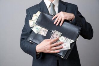 جهاز الرقابة في وزارة المالية يوقف اثنين من المتهمين بالاختلاس