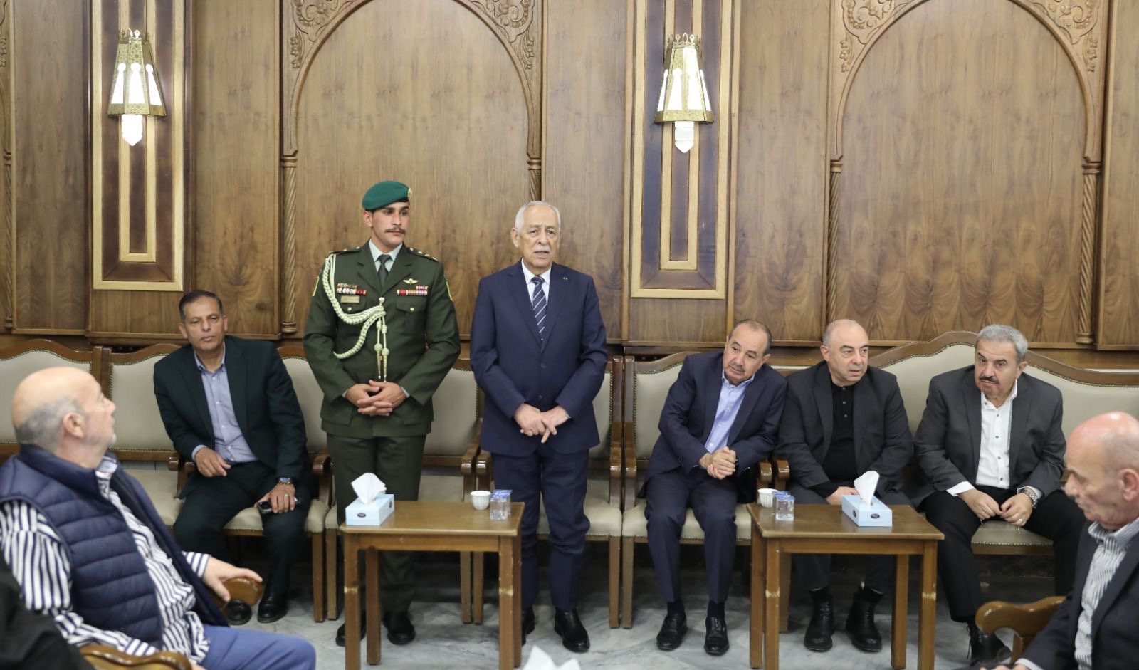 مندوبا عن الملك وولي العهد.. العيسوي يعزي آل الجندي