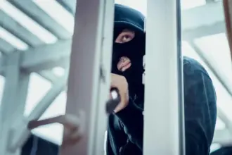 علق في فخّه متجاهلاً زرّ الهروب.. القبض على "اللص الفوضوي" (فيديو)