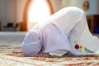ماتت صائمة في مسجد أسسته.. رحيل مؤثر لمصرية يثير تعاطفا واسعا