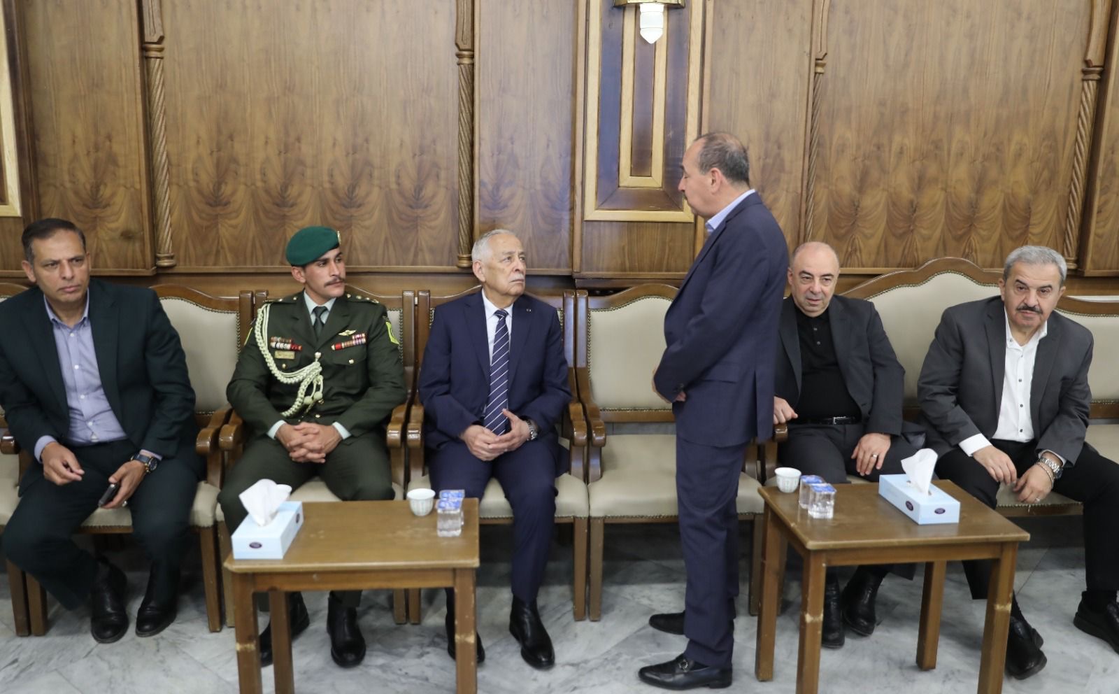 صورة حول : مندوبا عن الملك وولي العهد.. العيسوي يعزي آل الجندي مندوبا عن الملك وولي العهد.. العيسوي يعزي آل الجندي