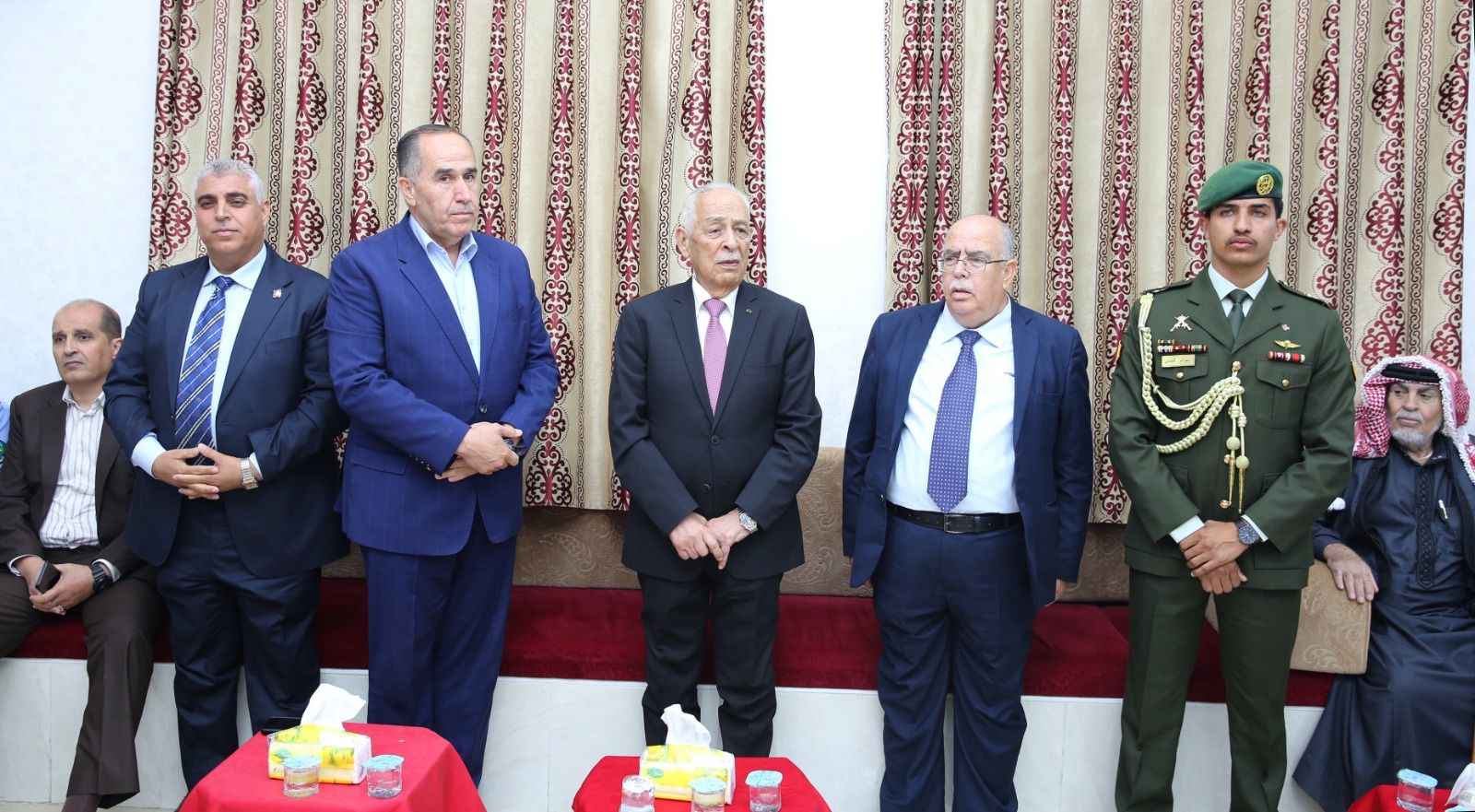 صورة حول : مندوبا عن الملك وولي العهد... العيسوي يعزي الزعبي مندوبا عن الملك وولي العهد... العيسوي يعزي الزعبي