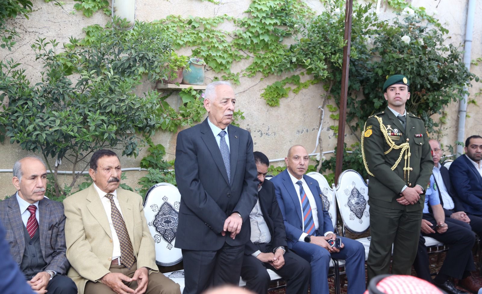 مندوبا عن الملك وولي العهد.. العيسوي يعزي عشيرتي الغزو والزيود/ بني حسن