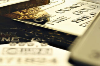 الذهب يتحول للارتفاع مع تراجع أسعار النفط
