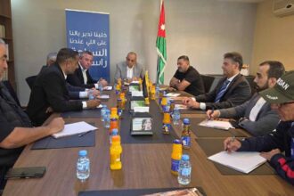 وزير السياحة يبحث تطوير قطاع الإرشاد السياحي في الأردن