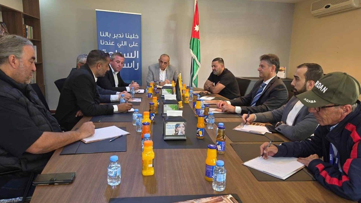 وزير السياحة يبحث تطوير قطاع الإرشاد السياحي في الأردن