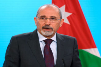 وزير الخارجية يبحث مع نظيره البحريني تطورات المنطقة