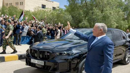 الملك يزور محافظة الزرقاء ويلتقي وجهاء وممثلين عن أهاليها
