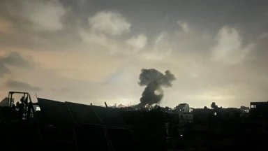 صورة حول : إصابات جراء قصف الاحتلال منزلاً في مخيم الشاطئ غرب غزة إصابات جراء قصف الاحتلال منزلاً في مخيم الشاطئ غرب غزة