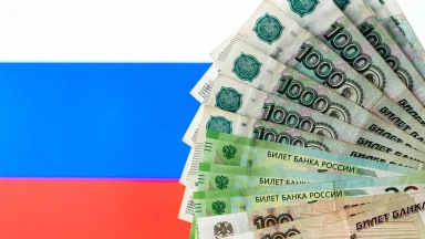 روسيا ترفع سعر الروبل أمام الدولار والعملات الرئيسية
