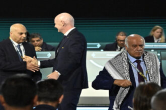 الرجوب يرفض مصافحة نائب رئيس الاتحاد الإسرائيلي خلال مؤتمر الفيفا