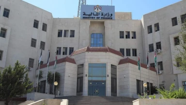 "المالية": بدء صرف رواتب العاملين والمتقاعدين المدنيين والعسكريين الأربعاء