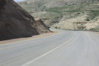 وزير الأشغال يتفقد مشروع تأهيل طريق وادي شعيب
