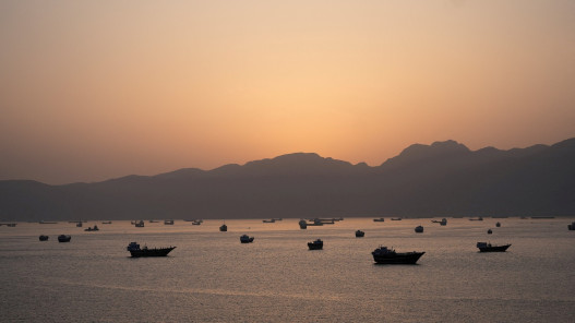 إيران: محادثات مع عُمان لضمان أمن الملاحة في مضيق هرمز