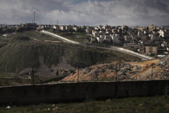 الاحتلال يهدم منشآت تجارية في بلدة الرام شمال القدس