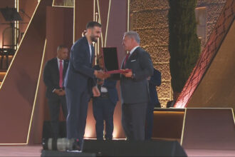 الملك يكرم المنتخب الوطني لكرة القدم بوسام الاستقلال من الدرجة الأولى