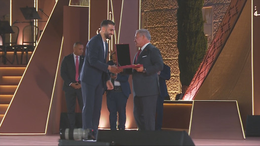 صورة حول : الملك يكرم المنتخب الوطني لكرة القدم بوسام الاستقلال من الدرجة الأولى الملك يكرم المنتخب الوطني لكرة القدم بوسام الاستقلال من الدرجة الأولى