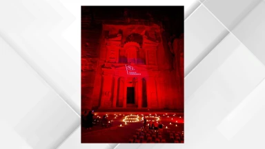 إضاءة الخزنة في البترا باللون الأحمر احتفاءً بعيد الاستقلال الثمانين