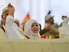 حجاج بيت الله الحرام يرمون الجمرات الثلاث في أول أيام التشريق