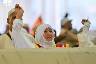 حجاج بيت الله الحرام يرمون الجمرات الثلاث في أول أيام التشريق