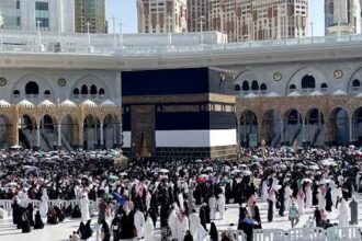 الحجاج المتعجلون يؤدون طواف الوداع