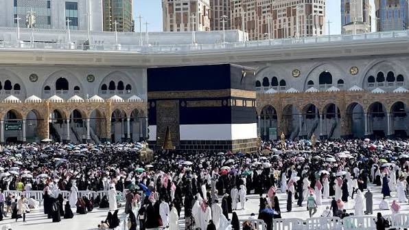 صورة حول : الحجاج المتعجلون يؤدون طواف الوداع الحجاج المتعجلون يؤدون طواف الوداع