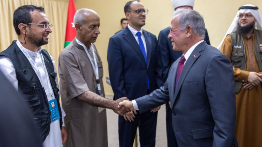 صورة حول : الملك يودّع بعثة حجاج أسر الشهداء من القوات المسلحة والأجهزة الأمنية الملك يودّع بعثة حجاج أسر الشهداء من القوات المسلحة والأجهزة الأمنية