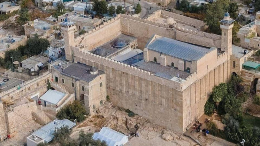 صورة حول : الأوقاف الفلسطينية تدين رفع العلم الإسرائيلي داخل الحرم الإبراهيمي الأوقاف الفلسطينية تدين رفع العلم الإسرائيلي داخل الحرم الإبراهيمي