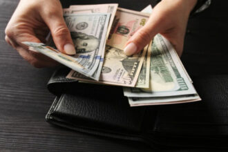 الدولار قرب أعلى مستوى في 6 أسابيع وسط مخاوف التضخم والحرب