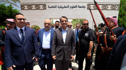 صورة حول : وزير الشباب يرعى احتفال العلوم التطبيقية بعيد الاستقلال ومعرض الجاليات وزير الشباب يرعى احتفال العلوم التطبيقية بعيد الاستقلال ومعرض الجاليات