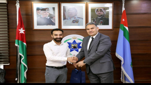 صورة حول : الأمن العام يكرّم مواطناً أعاد حقيبة تحوي مصاغاً ذهبياً تقديراً لأمانته الأمن العام يكرّم مواطناً أعاد حقيبة تحوي مصاغاً ذهبياً تقديراً لأمانته