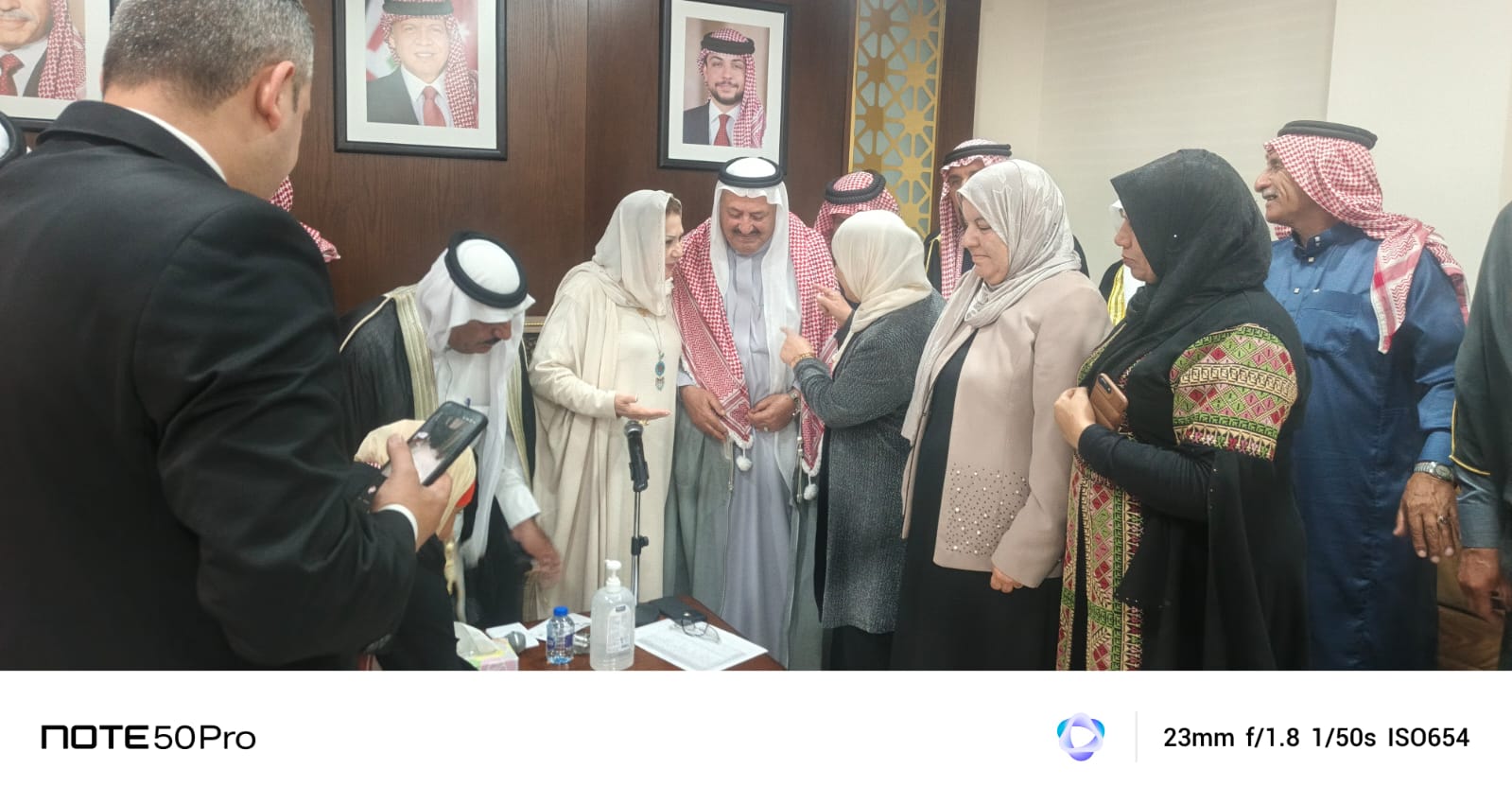 صورة حول : النائب الأسبق الخوالدة على رأس وفد في مستشارية العشائر النائب الأسبق الخوالدة على رأس وفد في مستشارية العشائر