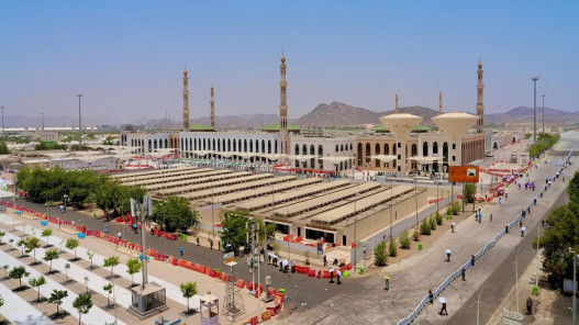 صورة حول : توافد الحجاج إلى مسجد نمرة لأداء صلاتي الظهر والعصر يوم عرفة توافد الحجاج إلى مسجد نمرة لأداء صلاتي الظهر والعصر يوم عرفة