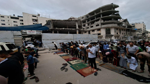 صورة حول : فلسطينيون يؤدون صلاة العيد على أنقاض المساجد في غزة فلسطينيون يؤدون صلاة العيد على أنقاض المساجد في غزة