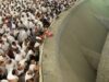 حجاج بيت الله الحرام يبدؤون رمي جمرة العقبة بانسيابية في منى