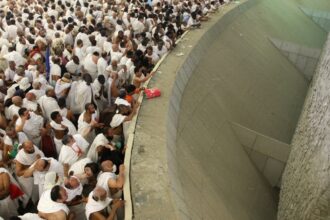 حجاج بيت الله الحرام يبدؤون رمي جمرة العقبة بانسيابية في منى