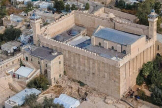 الاحتلال يغلق الحرم الإبراهيمي أمام الفلسطينيين حتى إشعار آخر