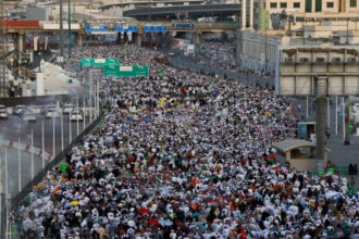 آلاف الحجاج يغادرون مكة بعد إتمام المناسك وسط حرارة مرتفعة